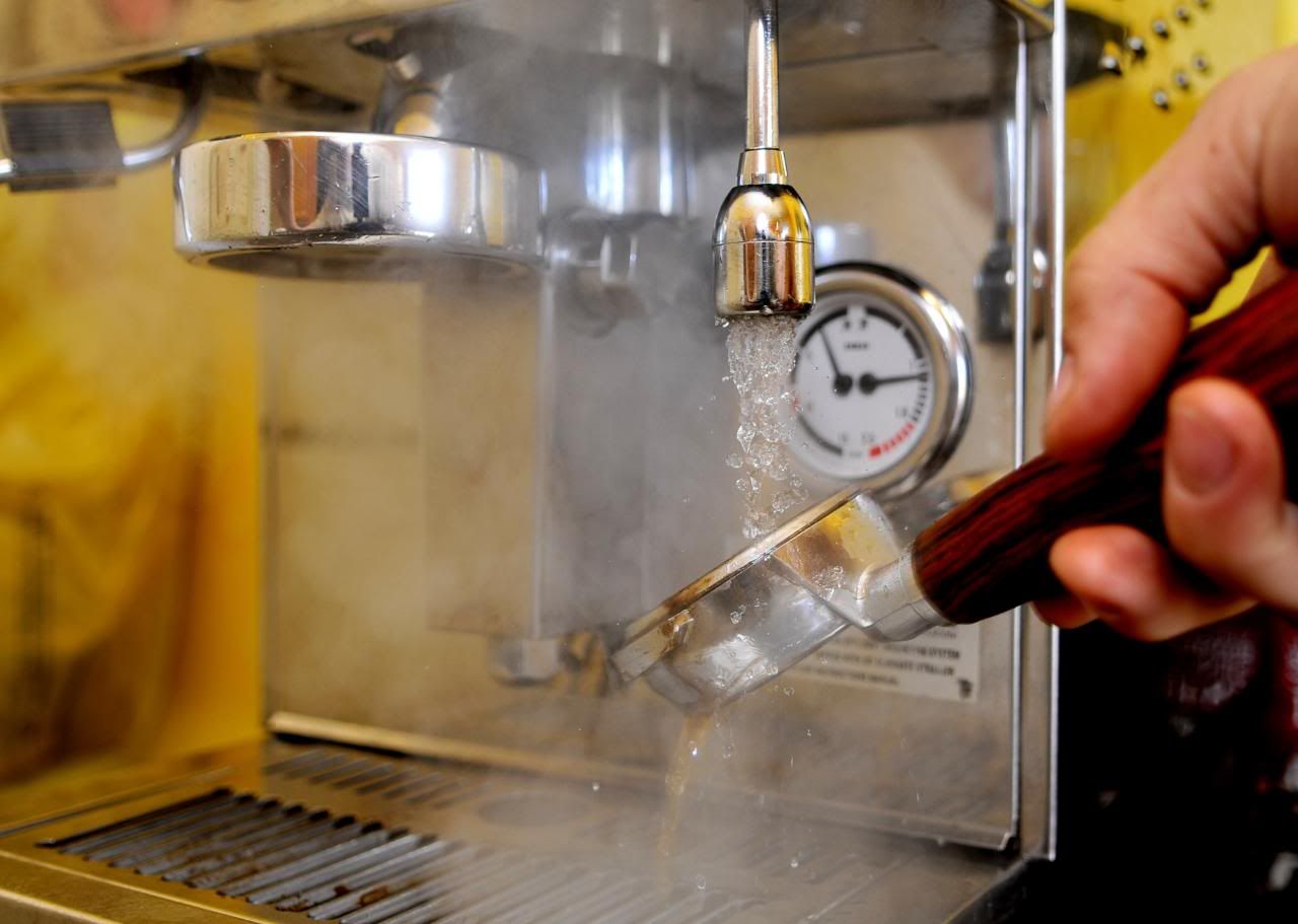 10 steps making an espresso in photos